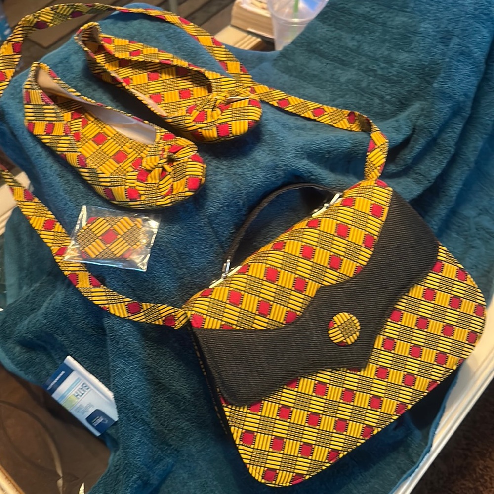 You’ll love this purse it has shoes and earrings to match gold red and black